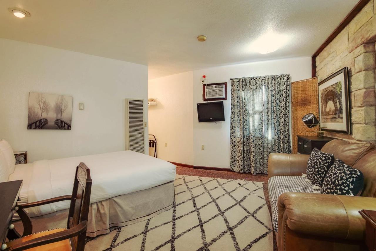 Simmer Motel Wamego Exterior foto